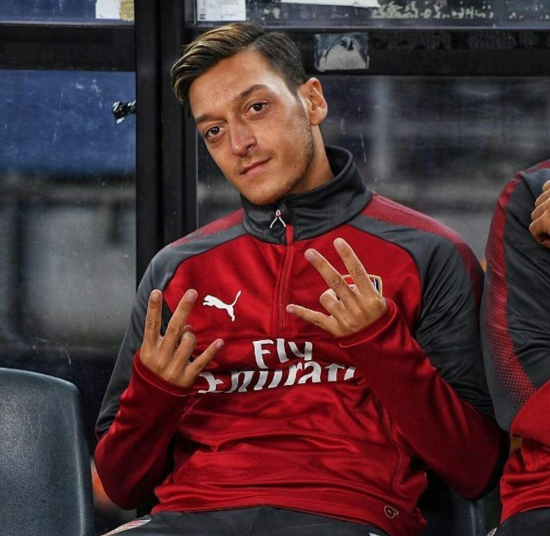 Um dos caras que eu realmente parava pra ver jogar.

O auge do Özil foi um absurdo! Que saudade.