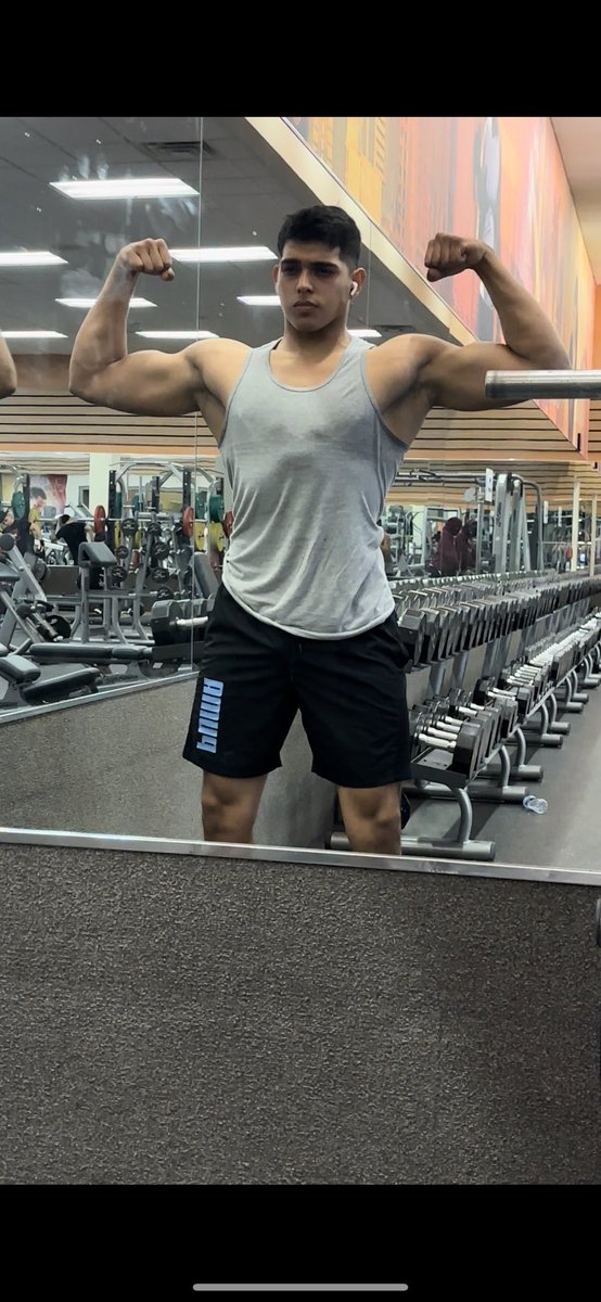 parrazek's tweet photo. 1 año 1 mes en el gym https://t.co/i0kM3nW0HN