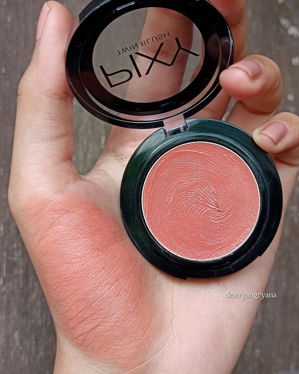 sebagai orang yg jarang bgt bisa suka sama cream blush... mau buat pengecualian sama blushnya pixy ini ⤵️

loving its consistency, gak terlalu creamy, tapi gak padat juga. gak separating &amp; gak patchy di atas base makeup. warnanya juga bagus BANGET. 👌🏻