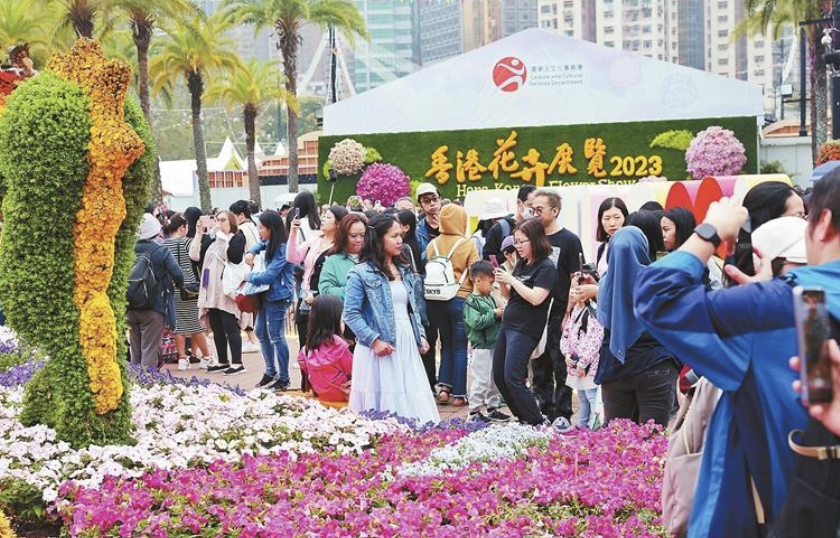 Visitors were seen at the #HongKongFlowerShow at #VictoriaPark on March 19. The show, which opened March 10, ended March 19. It is a #SignatureEvent hosted by Hong Kong’s Leisure and Cultural Services Department to promote #horticulture and the awareness of #greening.