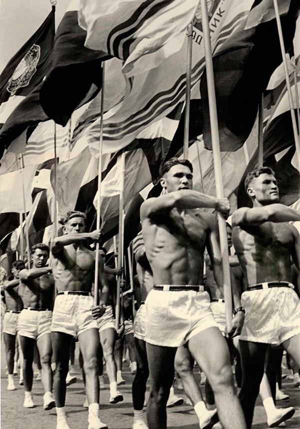 RelatocuriosoK's tweet image. - Desfile de profesores soviéticos de gimnasia, Moscú, 1956.