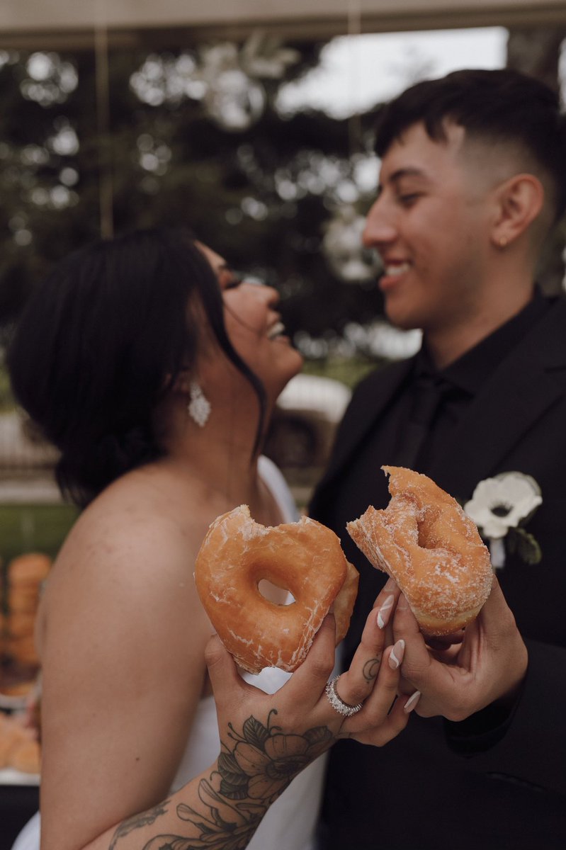 jensterfigss's tweet photo. Literally OBSESSED with our wedding. It truly was everything I could have ever dreamed of and more! 🖤  @LDelToro80 https://t.co/sEQmU2PCPU