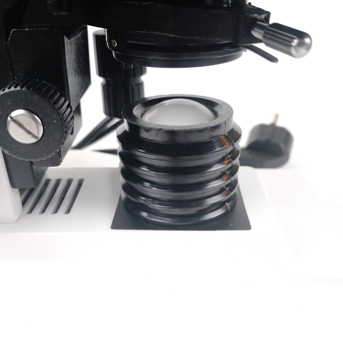 RainieHao1's tweet photo. Specification 
Achromatic Objectives：4X、10X、40X(S)、100X(S、Oil)
Viewing head：Dual viewing head, one tube 30°,inclined and another tube vertical,360°rotatable
Stage：Double LayerMechanical Stage, Size 115×125mm
#LaboratoryMicroscope #MICROSCOPEE #LabMicroscope https://t.co/2YK1kubmul