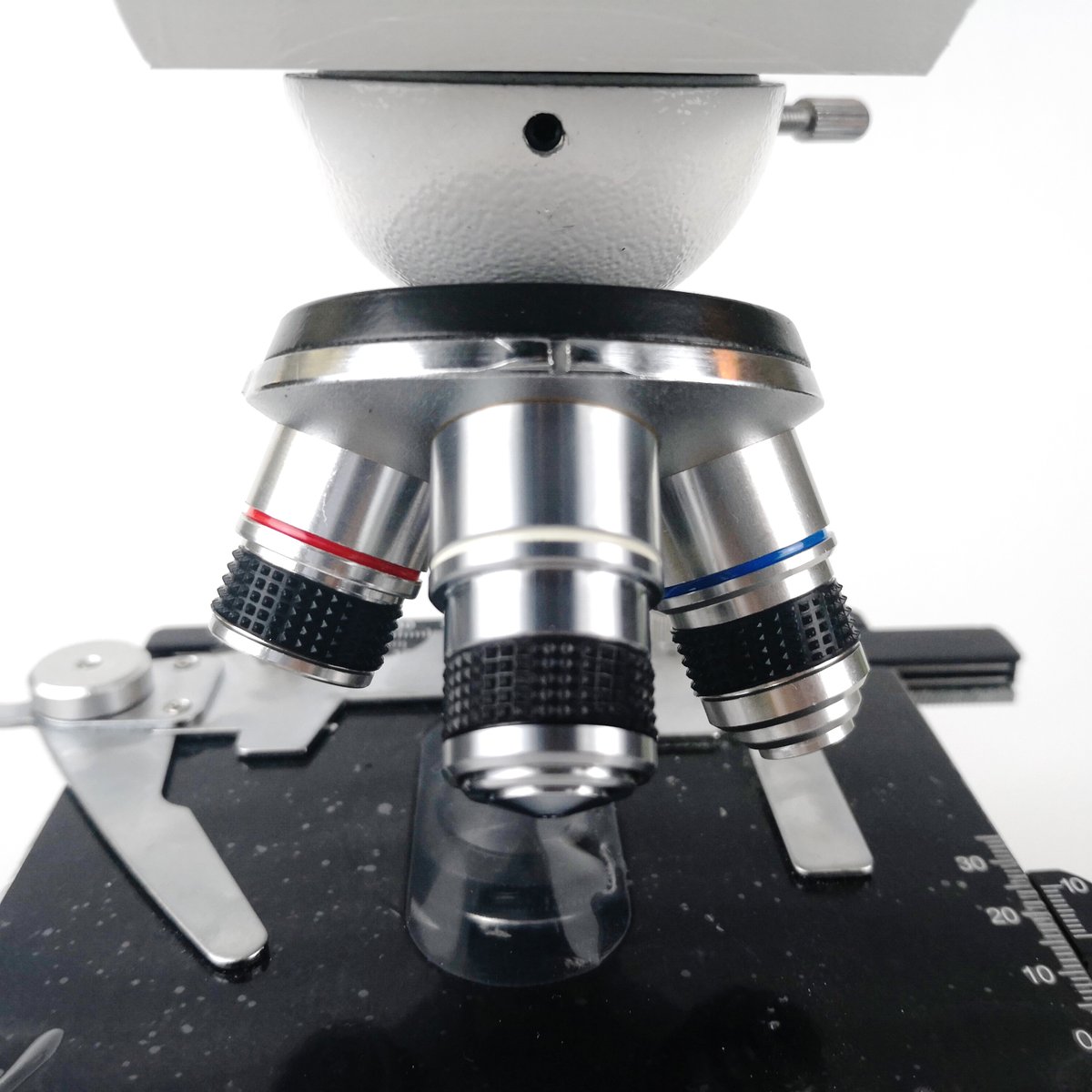 RainieHao1's tweet photo. Specification 
Achromatic Objectives：4X、10X、40X(S)、100X(S、Oil)
Viewing head：Dual viewing head, one tube 30°,inclined and another tube vertical,360°rotatable
Stage：Double LayerMechanical Stage, Size 115×125mm
#LaboratoryMicroscope #MICROSCOPEE #LabMicroscope https://t.co/2YK1kubmul