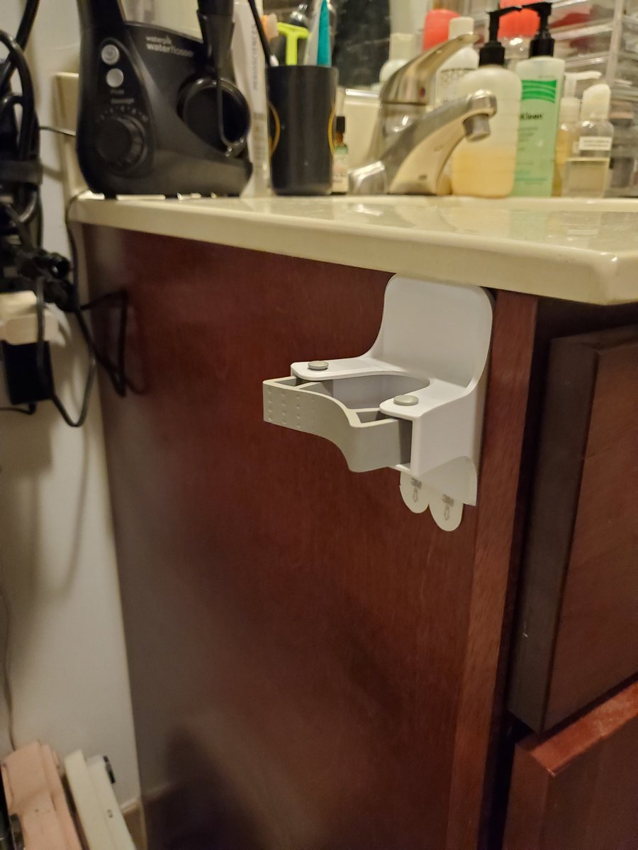 sleepyknave's tweet photo. @Tinu I shamelessly borrowed my favorite #DisabledHack from @Imani_Barbarin after her video telling the story about the awesome teacher who figured out broom clips as a solve for crutches falling down. As a renter, the command strip version is a total godsend.
https://t.co/XVqZbE1tRu https://t.co/xUAJ1GaNgR