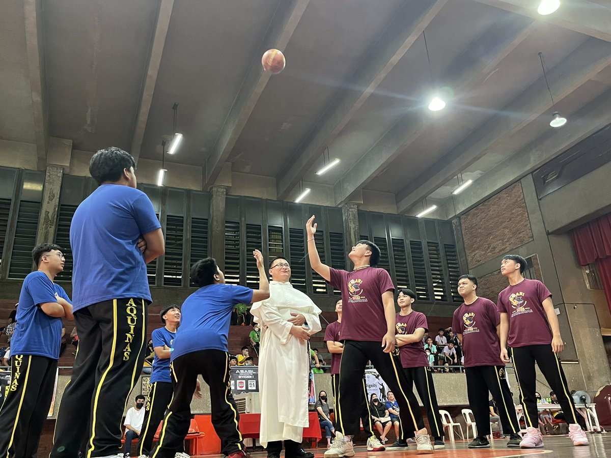 aquinastbp's tweet photo. LOOK: Headed by Fr. Gregory Shang, O.P. together with the Aquinas School varsity team, the ceremonial toss welcomes the Aquinas School Intramurals 2023.

(Photos by: Lance Gonzales / The Bellows)
#TBPAScend
#AS58FoundationWeek https://t.co/cbZPIadkih
