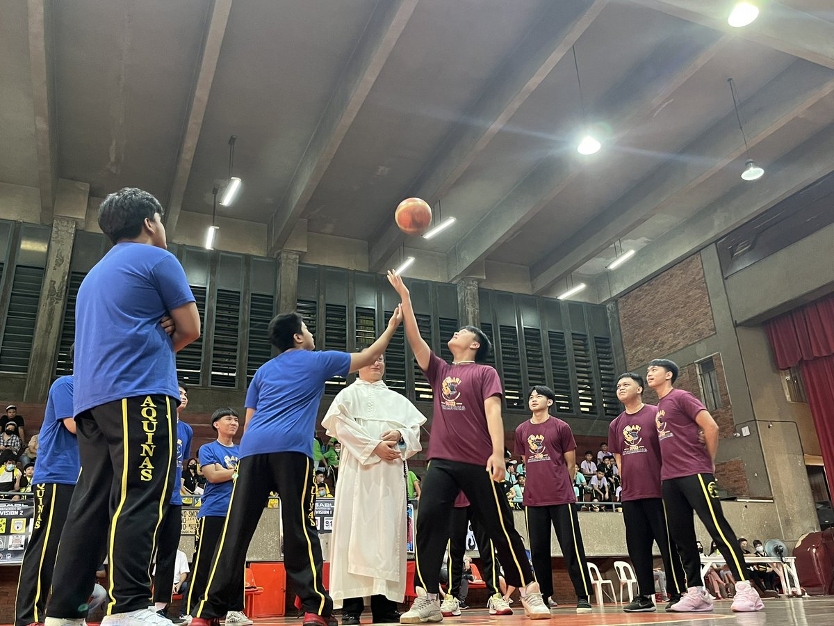 aquinastbp's tweet photo. LOOK: Headed by Fr. Gregory Shang, O.P. together with the Aquinas School varsity team, the ceremonial toss welcomes the Aquinas School Intramurals 2023.

(Photos by: Lance Gonzales / The Bellows)
#TBPAScend
#AS58FoundationWeek https://t.co/cbZPIadkih