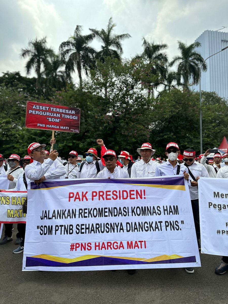 yayusri1209's tweet photo. #35PTNBMenggugat
#PNSHargaMati
#jokowikemanasih? https://t.co/WkyfIzvZBW