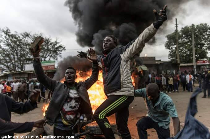a3Route's tweet photo. 06:55 Fire lit along Jua Road along Area 10 in Mathare. Be cautious if you're using that road. Stay safe on March 20 protests.  https://t.co/SqzZRFDUXw via @Kimani69870509