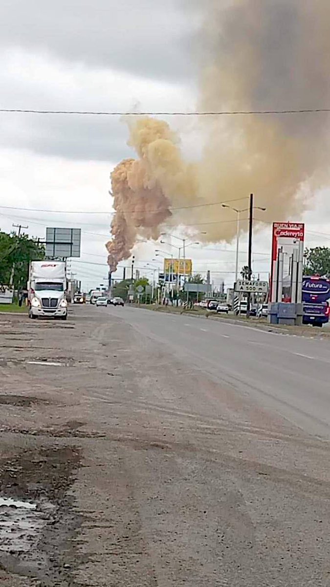 samuel_garcias's tweet image. La refinería de Cadereyta así dejó el cielo y el aire de Nuevo León. Esto no lo vamos a permitir, vamos a hacer todo para que esto pare. Nuestro derecho a respirar aire limpio está por encima de cualquier industria, de gobierno o privada.