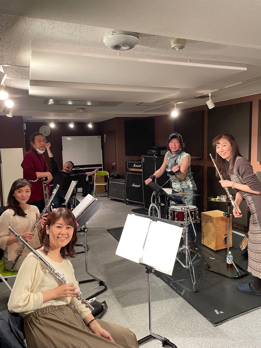 halocline2013's tweet photo. 5月のライブに向けて久しぶりの音出し♬
楽しいひととき😆
#Halocline #ハロクライン #山本拓夫 #黒田由樹 #三枝朝子 #高市紀子 #渡邊一毅 #大下和人 #三沢またろう https://t.co/4x1AsyPnBt