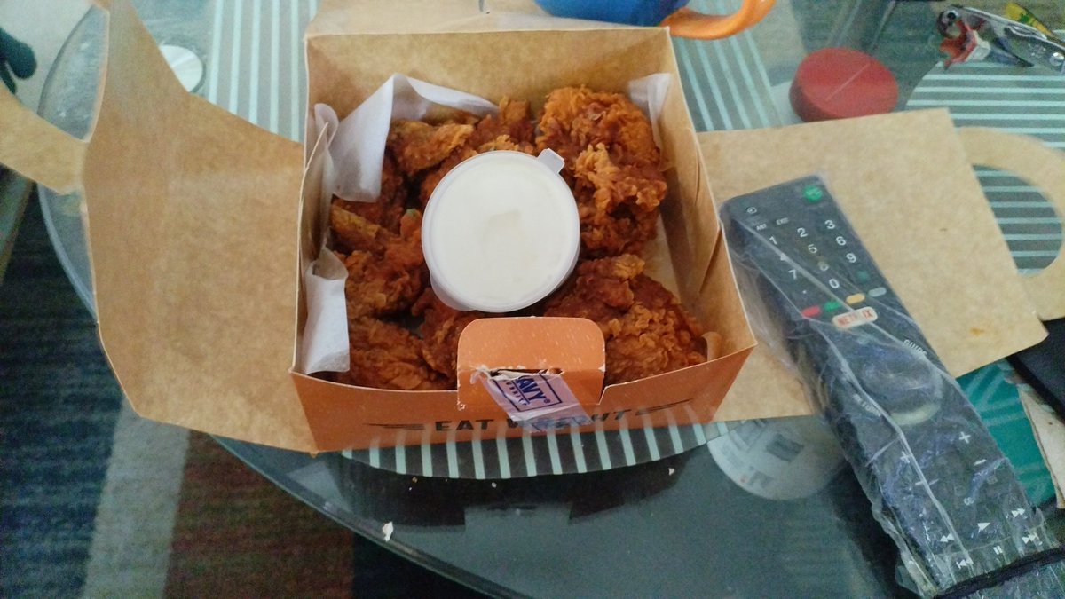 macman0905's tweet photo. Lunch mga ka-Space! #BuffaloWings #BlueCheeseDip https://t.co/xYBCrhUZRV