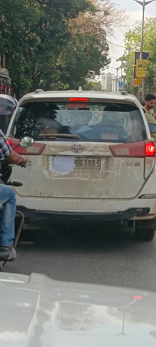 A shabby vehicle spotted on MG road, kandivali west, with the number plate covered behind and front. How do these people get away with such things? Where are the traffic cops in such times? <a href="/MTPHereToHelp/">Mumbai Traffic Police</a> <a href="/MumbaiPolice/">मुंबई पोलीस - Mumbai Police</a>  <a href="/CPMumbaiPolice/">Commissioner of Police, Greater Mumbai</a>