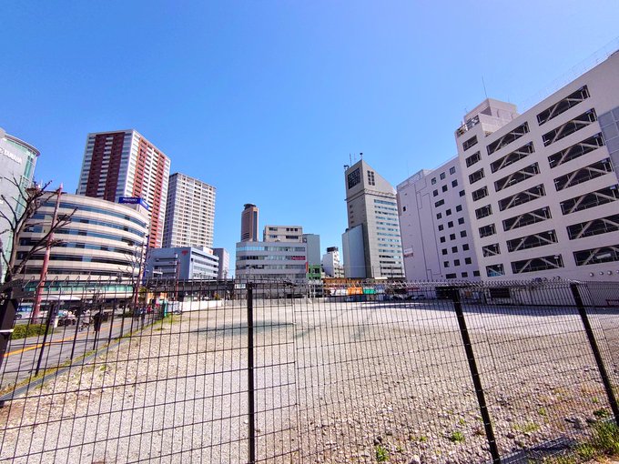 浜松市街地の中心には松菱百貨店がありました。2001年に経営破綻し2015年に完全に解体されたそうです。現在では空き地に