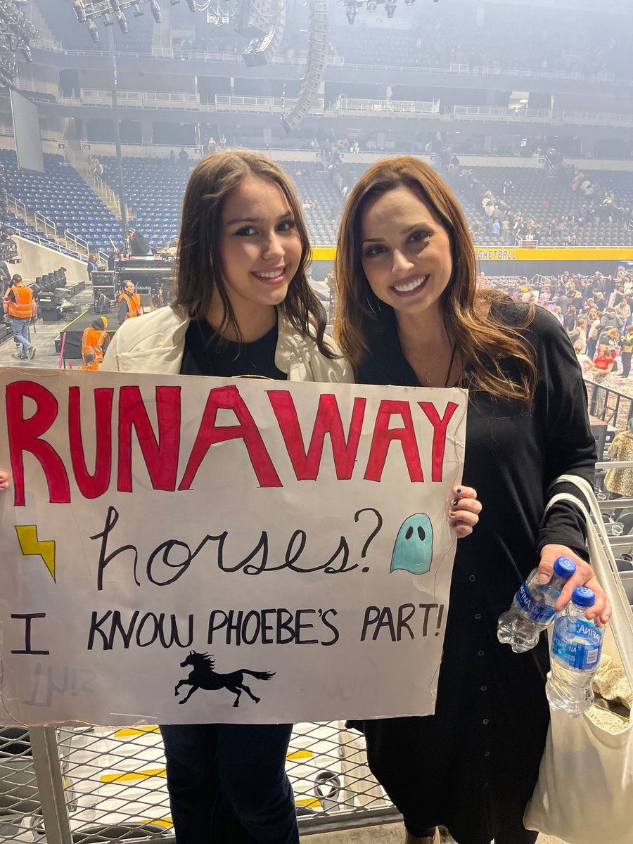 DellaandLila's tweet photo. @thekillers Most magical moment, ever, for this small town girl. Thank you, @BrandonFlowers. Grateful beyond words.
@thekillers @phoebe_bridgers
#thekillers #runawayhorses #pittsburgh #pressuremachine #concert #smalltowngirl #killerspittsburgh #killersconcert #brandonflowers #mrbrightside https://t.co/EWyuOLyOr1