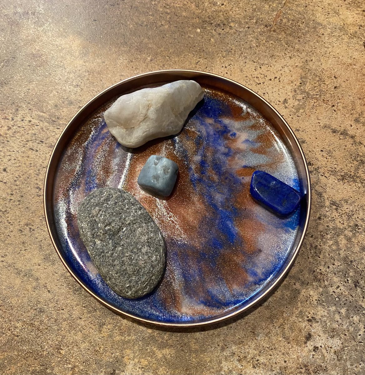 diamond_dottie1's tweet image. A sneak peak of a tray series coming to the store soon! 
Available in the next few days at: diamonddottie.etsy.com

#vanitytray #crystals #keydish #etsyfind #etsy #handmade #resin #resinart #tray #craft #crafty #makeupdisplay #display #forsale