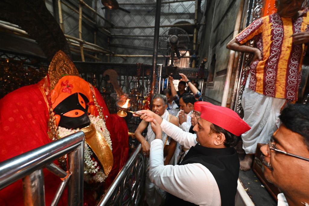 आज कोलकाता के कालीघाट शक्तिपीठ मन्दिर में काली माँ के दर्शन-आरती करने और सबके कल्याण के लिए प्रार्थना करने का परम सुयोग बना।