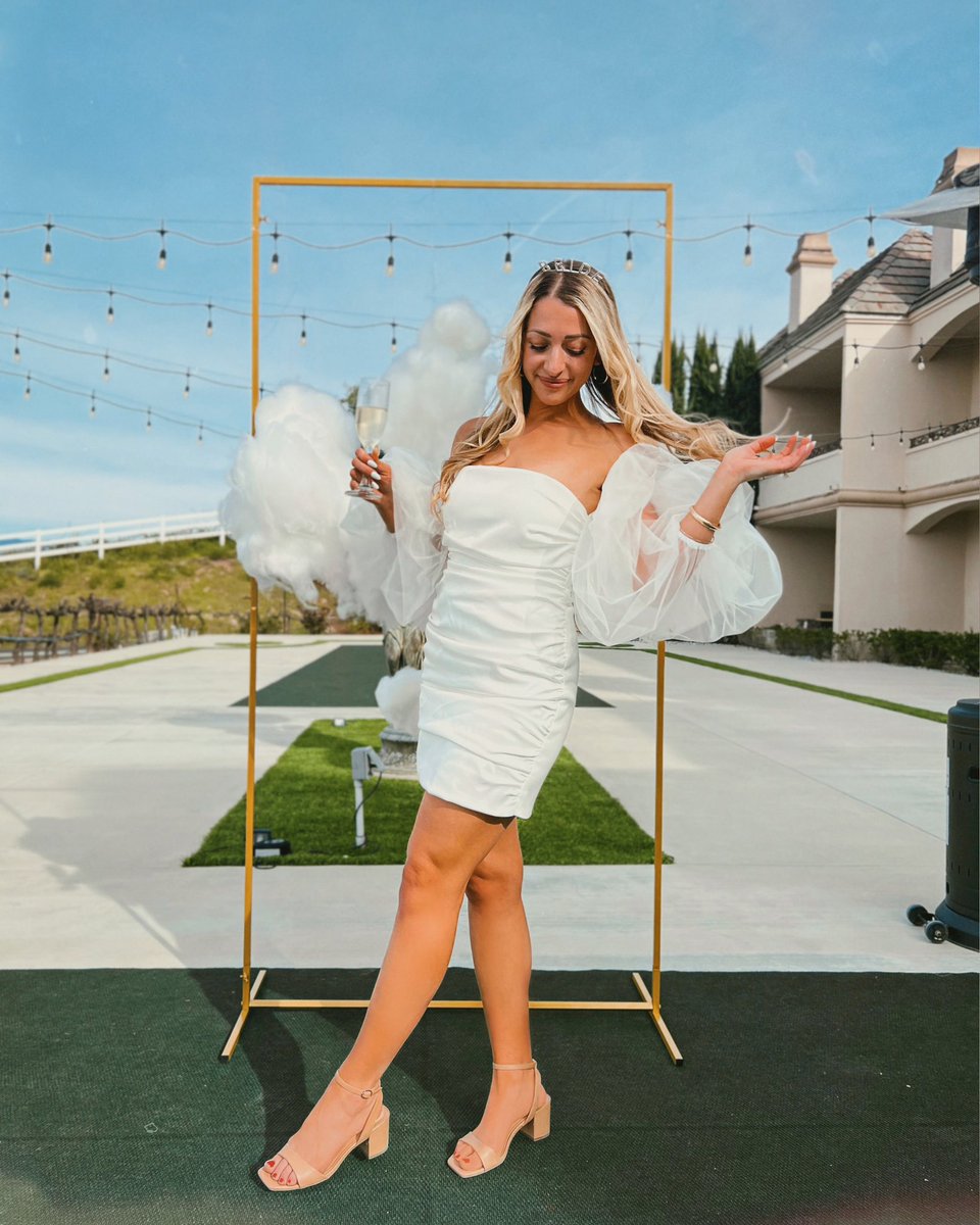 helloalyx's tweet photo. Had a perfect bridal shower ok bye ☁️ https://t.co/2ot457E9ye