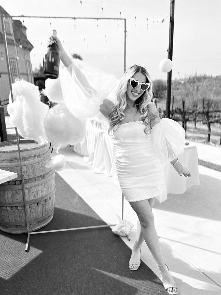 helloalyx's tweet photo. Had a perfect bridal shower ok bye ☁️ https://t.co/2ot457E9ye