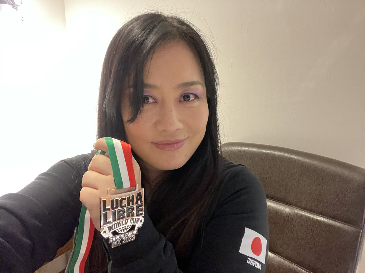 EmiSakura_gtmv's tweet photo. I am in Guadalajara.  It was my first match in Mexico. I got a medal! I will come back to Mexico Mat again.  Thank you AAA. @luchalibreaaa #ChocoPro 

Muchas gracias.  ¡fue divertido!😉👑 https://t.co/t36nWS1vwK