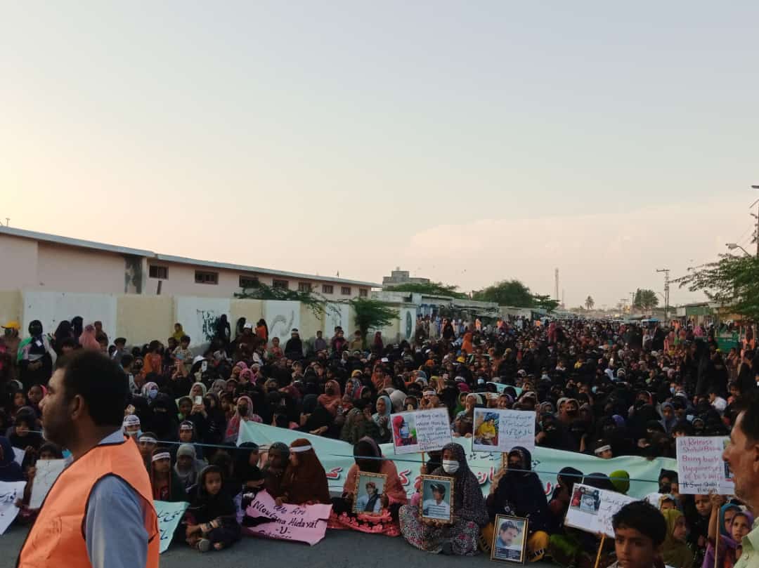 حق دو تحریک کے قائد <a href="/MHidayatRehman/">Maulana Hidayat ur Rehman Baloch</a> کی جھوٹے مقدمات میں گرفتاری کے خلاف خواتین کی ریلی۔