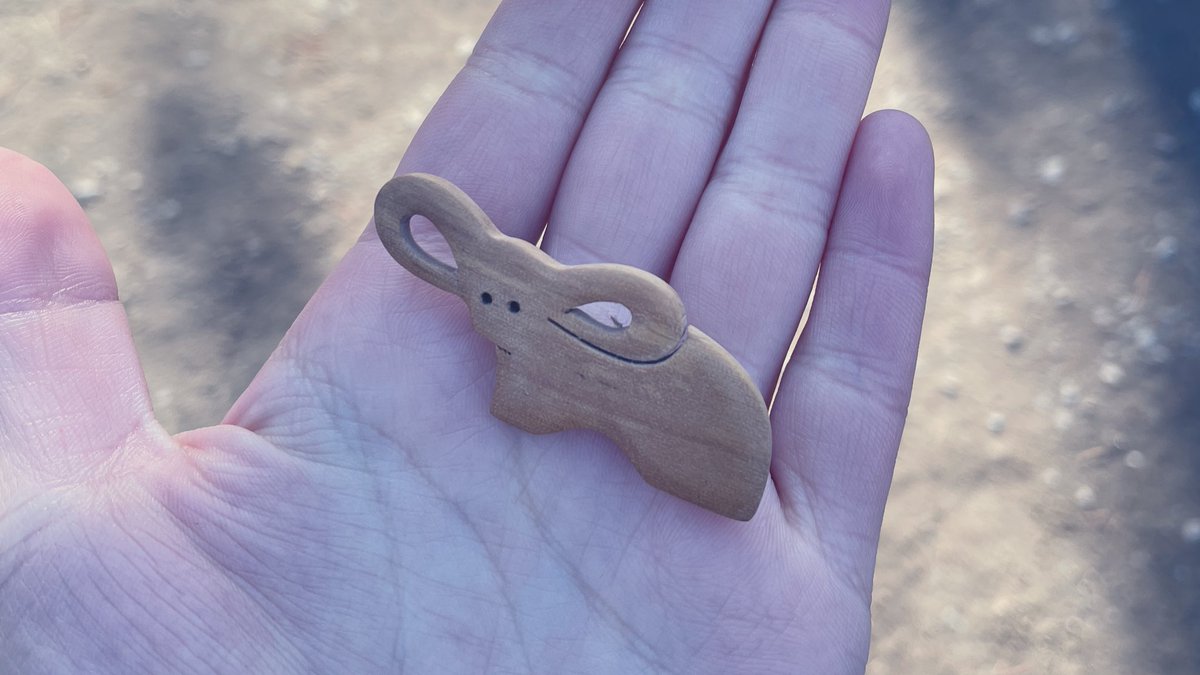 かわいいゾウのブローチ見つけたわーいって思ってたけど、改めて見るとこれはゾウなのかと不安になってきた…