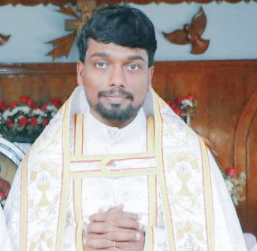 ITamilTVNews's tweet image. #JustNow | கன்னியாகுமரியில் பாலியல் புகாரில் சிக்கி தலைமறைவாக இருந்த பாதிரியார் ஆன்றோ பெனடிக்ட் சைபர் கிரைம் போலீசாரால் கைது!

itamiltv.com | #SexuallyAssaulted #women #Priest #Kanyakumari #ITamilNews