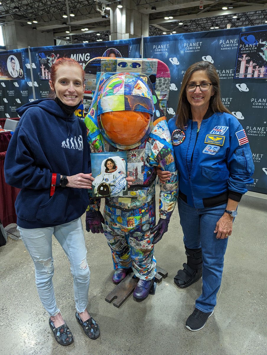 wickedlala's tweet photo. Was so fortunate to meet the inspiring @Astro_Nicole this weekend! We chatted about education and about empowering women into space. She signed this awesome message for @gsksmo and my scouts too! 

(Need to get in touch with best way to gift to council)

#crewnotpassenger https://t.co/u2UFbgg48n