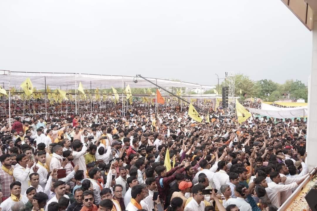 PSJhalawar's tweet photo. ब्राह्मणविरोधियों की जड़े हिल गयी भगवान परशुराम के भक्तों की भीड़ देखकर 🚩🚩🙏💪💪
#ब्राह्मण_महापंचायत https://t.co/KVhDrfvTUD