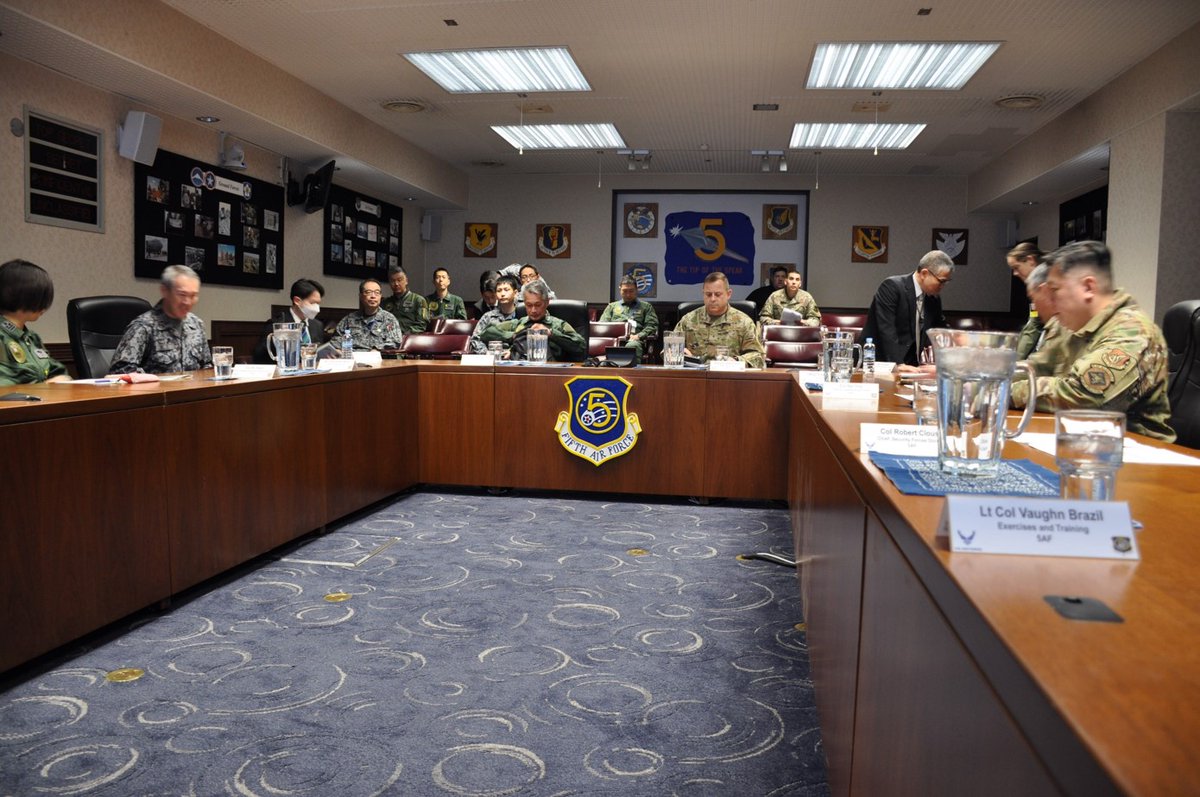 asc_jasdf_e's tweet photo. Vice commanders of #ASC and #5AF met at Yokota Air Base, 16 March for discussion and a unit tour. The traditional assembly was held for the 30th time. Together, we will hone our deterrence and response capabilities face to face. https://t.co/USymhwpXcT