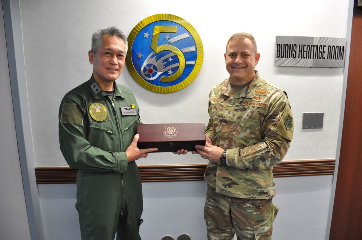 asc_jasdf_e's tweet photo. Vice commanders of #ASC and #5AF met at Yokota Air Base, 16 March for discussion and a unit tour. The traditional assembly was held for the 30th time. Together, we will hone our deterrence and response capabilities face to face. https://t.co/USymhwpXcT