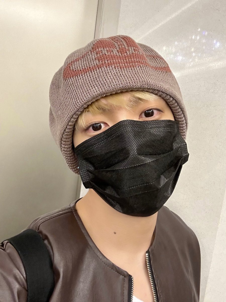 ATEEZBR_'s tweet photo. FREE TALK |

[#HONGJOONG] ✈✈✈✈

[+]

@ATEEZBRASIL_ #ATEEZ https://t.co/IlRjStipAt