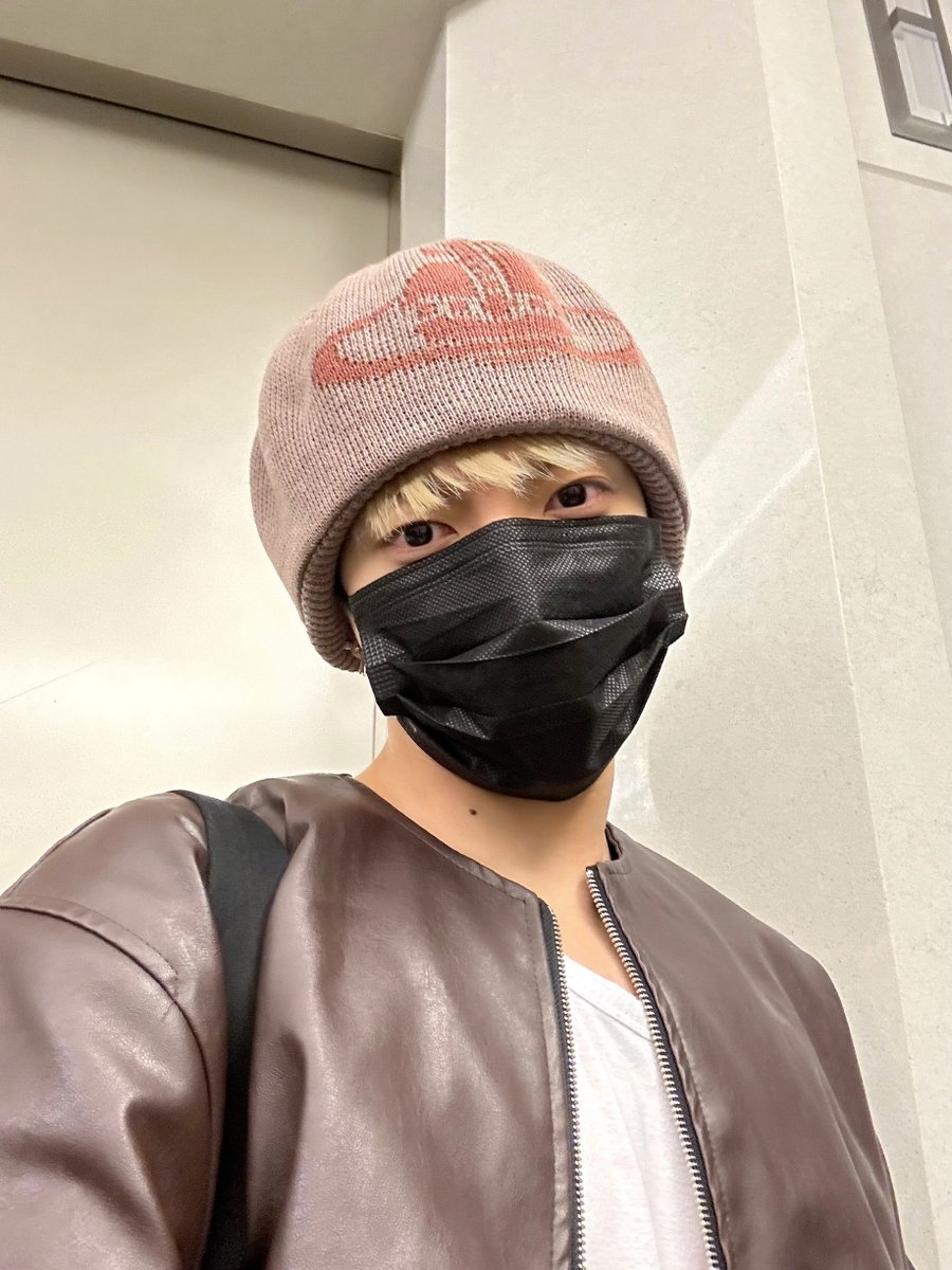 ATEEZBR_'s tweet photo. FREE TALK |

[#HONGJOONG] ✈✈✈✈

[+]

@ATEEZBRASIL_ #ATEEZ https://t.co/IlRjStipAt