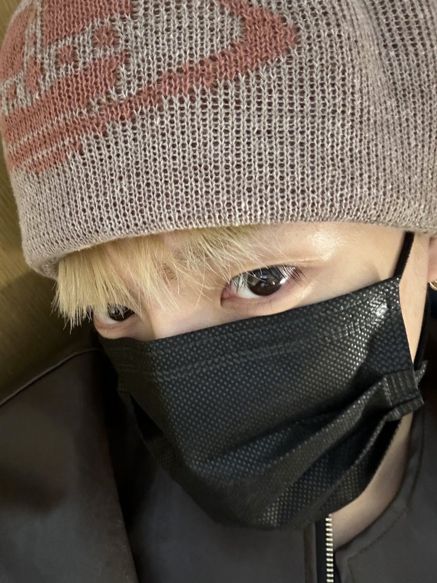ATEEZBR_'s tweet photo. FREE TALK |

[#HONGJOONG] ✈✈✈✈

[+]

@ATEEZBRASIL_ #ATEEZ https://t.co/IlRjStipAt