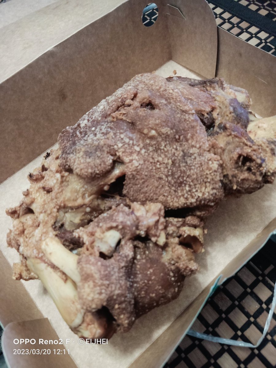 jhei_lutana's tweet image. #crispyPata from #Gordos 
Rating: 8/10⭐