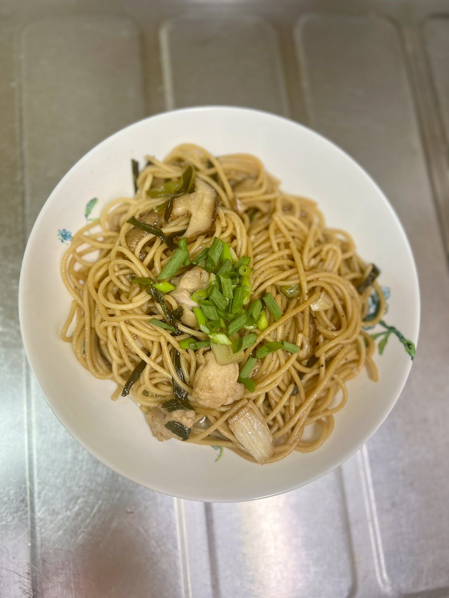vantae_kimm's tweet photo. Scallion noodles inspired by Everything Everywhere All At Once 🫶🏻 added mushrooms and chicken for more flavor

#CookItLikeAPooky https://t.co/uvnqmtq9tX