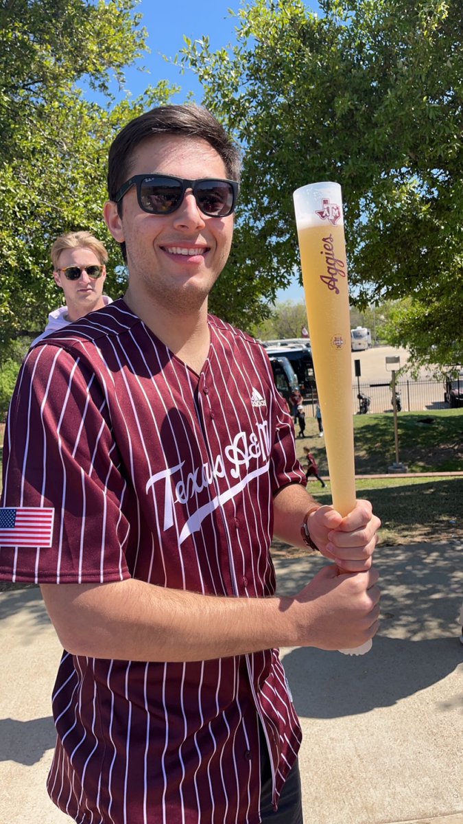 ethan_eze's tweet photo. @ByersFisher This guy really enjoyed watching his Ags take 1 from the #1 team in the country! #rog #bat #ags https://t.co/vdwJp3xtL0