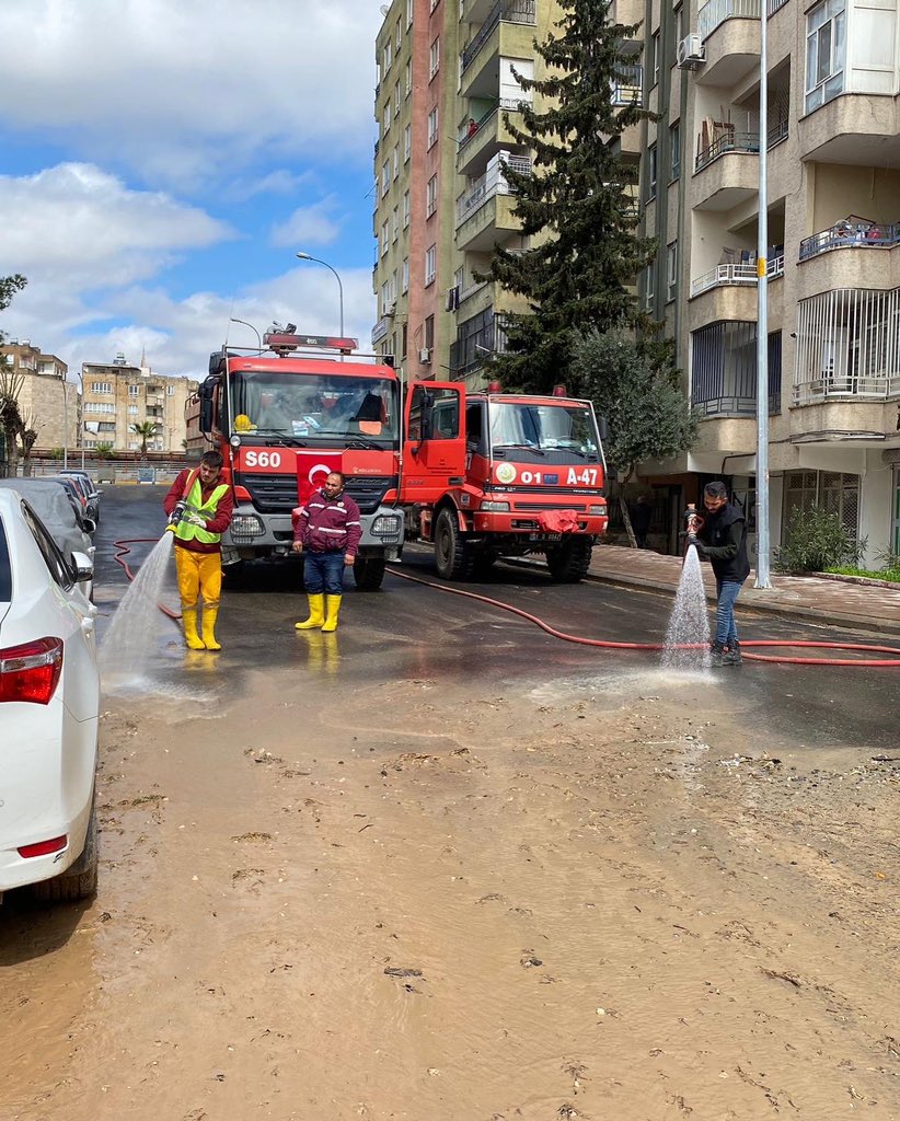 adanaobm's tweet photo. Sel felaketinin meydana geldiği bölgede ekiplerimiz tüm imkanları ile yaraların sarılması için mücadele ediyor.

Bölgede sokakların çamurdan arınması için çalışıyor, vatandaşlarımıza su temini sağlıyoruz.

@kozanorman1839 https://t.co/j21RsV2Vsl