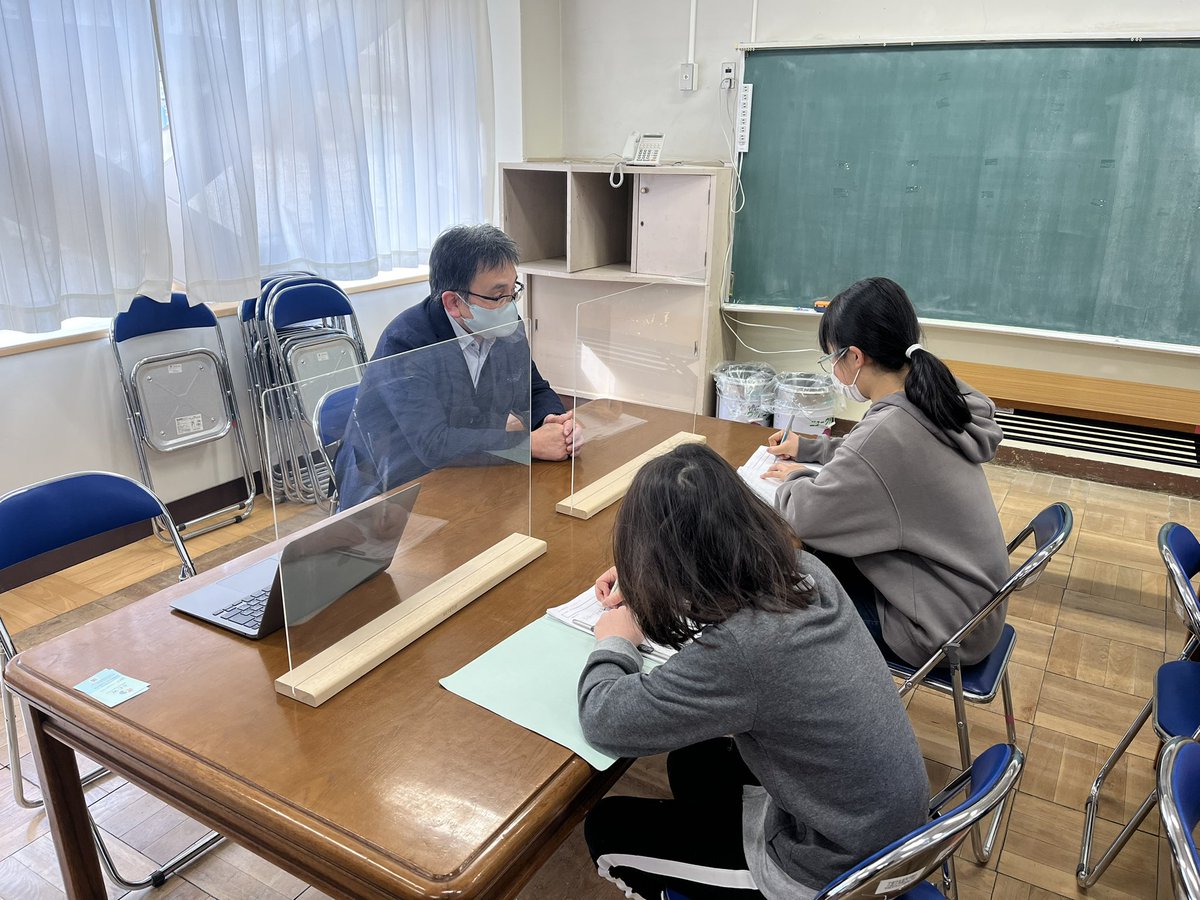 KituonScw's tweet photo. 3月10日に千葉県松戸市にある小金小学校に吃音啓発活動のため訪問しました✨

共生社会をテーマにした総合学習として5年生の児童達が自発的に吃音に関心を持ちクラスで話し合いをしている事に大変嬉しく思いました！

私たちは今後も吃音の理解を深める啓発活動に取り組んでいきます❗️ https://t.co/JEdc4JAL23
