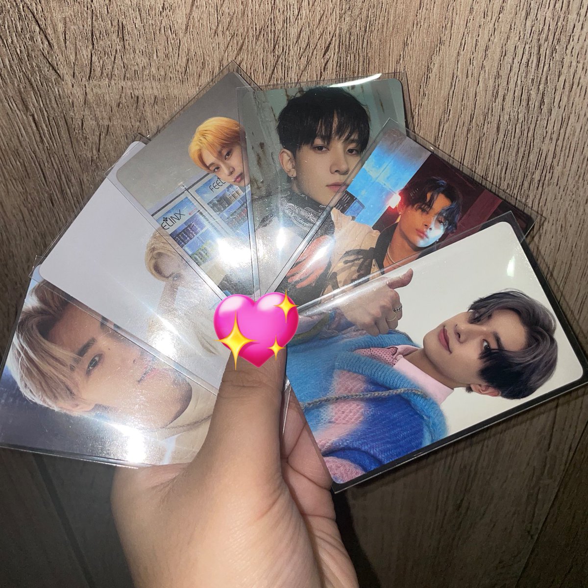 zfairyksn's tweet photo. FINALLY!! 😭😭😭💗💗 grabe yung sigaw ko while unboxing 😁

thank you, @TakeMeToSeoul23 !! 💙

— #TMTSFeedback | #rinhaulz https://t.co/19sOcDEgIZ