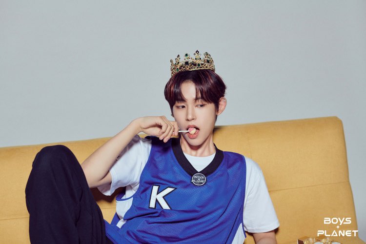 glooirs's tweet image. it's #SEOWON ‼️ the crown he wore that time is the sign he slides into #P09