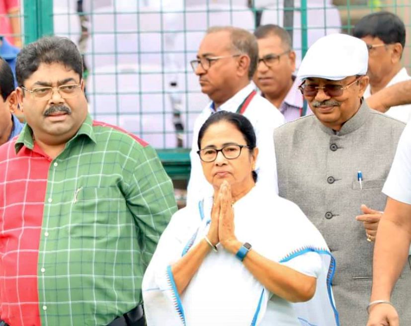 OfficialArupRoy's tweet photo. This is a landmark moment for sports in Bengal. 

Congratulations to our very own @Mohun_Bagan football team on winning the Hero Indian Super League. 

Some glimpses of Hon'ble CM Smt. @MamataOfficial felicitating them👇 https://t.co/IOMtJSqLXT