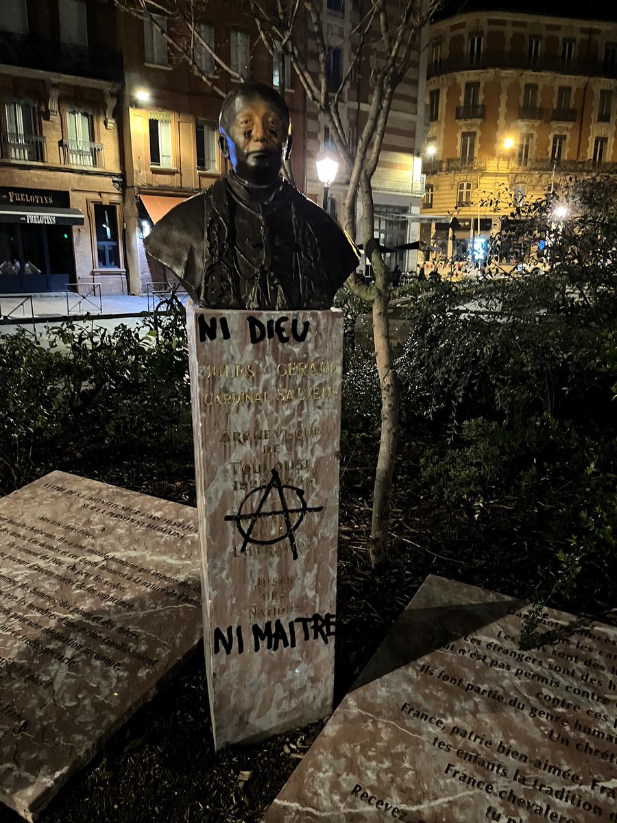 simondartigue's tweet photo. Il n’y a donc rien de sacré pour eux! Profaner le buste du cardinal #Saliège a #Toulouse c’est profaner l’humanité dans ce qu’elle a de plus grand: la foi en Dieu, la résistance contre le mal, la fraternité. C’est ça la « bêtise au front de taureau » de Baudelaire. https://t.co/ewCMDzifHl