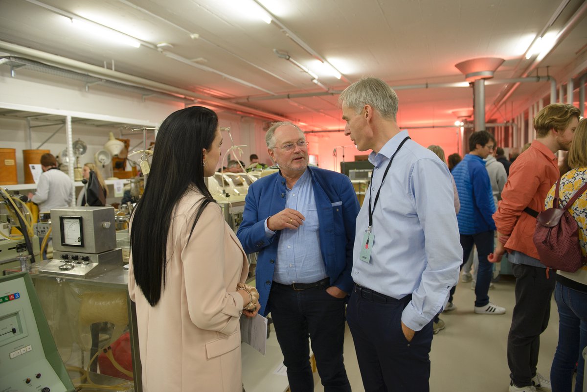 Die #MuseumsnachtBern ist bereits Geschichte.
Mehr als 1000 Besucher:innen!
Darunter auch Dr. med. h.c. Uwe E. Jocham, Direktionspräsident Insel Gruppe. Hier im Gespräch mit dem Direktor des Medizinhistorischen Instituts der Universität Bern, Prof. Dr. Hubert Steinke.