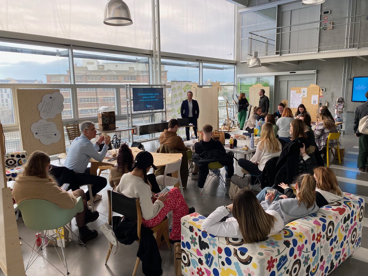 devnclic's tweet photo. 📸 Retour sur l'événement Campus Sandwich de vendredi dernier au @_LeDome. L'occasion de présenter les dernières tendances du web et celles à venir devant des étudiants et des professionnels de la communication caennaise @pressecomndie #web #tendancesweb #ia #communication #video https://t.co/5Za8FKwdMw
