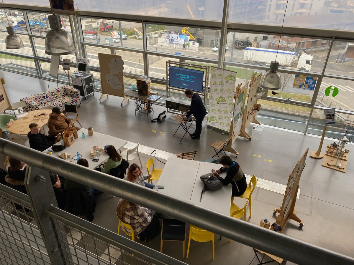 devnclic's tweet photo. 📸 Retour sur l'événement Campus Sandwich de vendredi dernier au @_LeDome. L'occasion de présenter les dernières tendances du web et celles à venir devant des étudiants et des professionnels de la communication caennaise @pressecomndie #web #tendancesweb #ia #communication #video https://t.co/5Za8FKwdMw