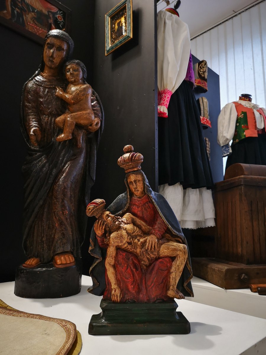 muzeumprievidza's tweet photo. Mocný kľúč k pochopeniu funkcií zámku a iné mocnosti...
Želáme zmysluplný nový týždeň, počas ktorého môžete naposledy vidieť i výstavy k jubileám mesta Prievidza 👑
#Prievidza #mojemesto #vyrocia #vystavy #Vposolstvekrala #Nasimvernymmestanomahostom https://t.co/iWqrSx5uaF