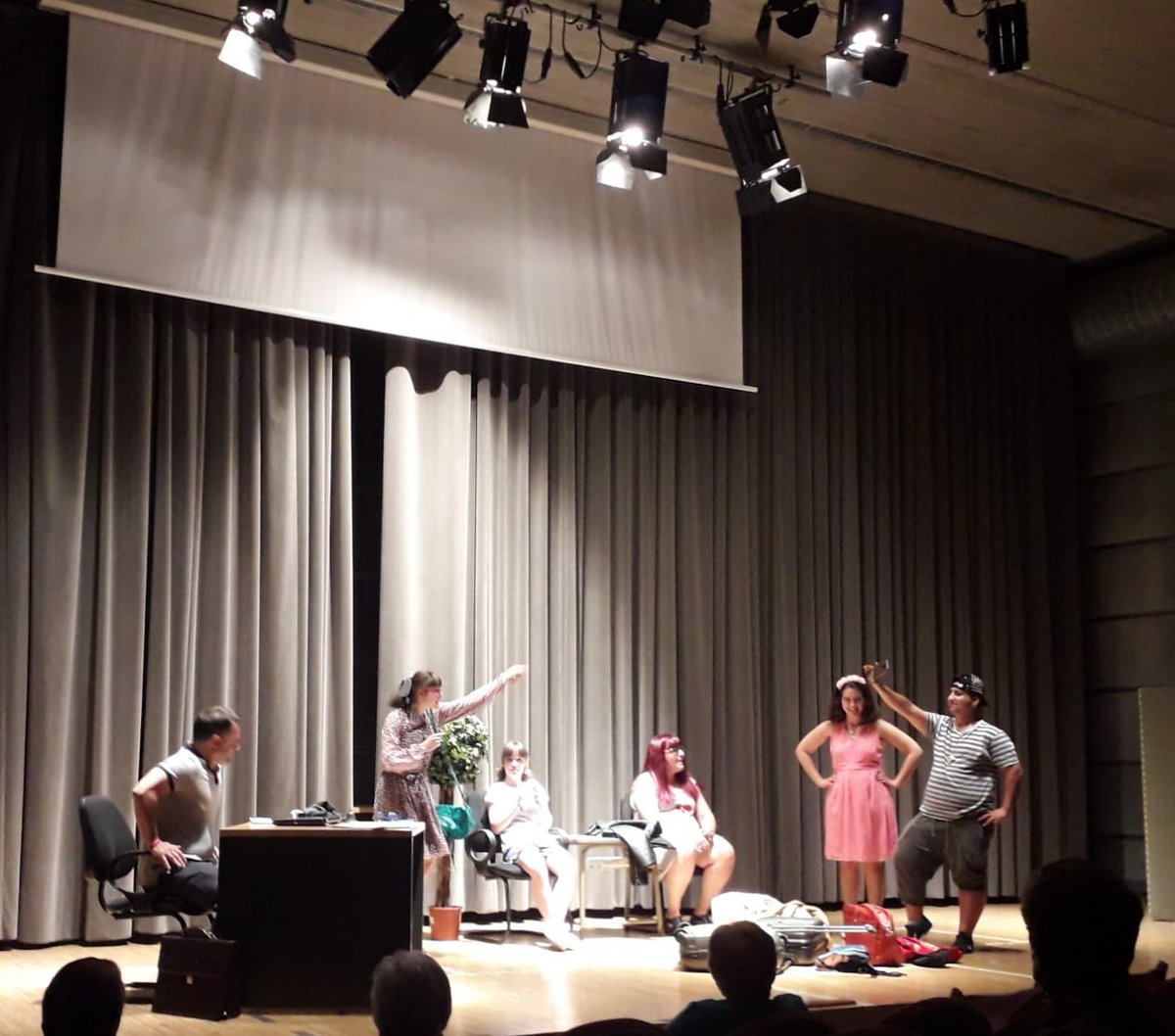 SolidariosLeon's tweet photo. Una escena de la actuación del grupo de teatro Proyecto Convivo https://t.co/i6lPVBKAT5