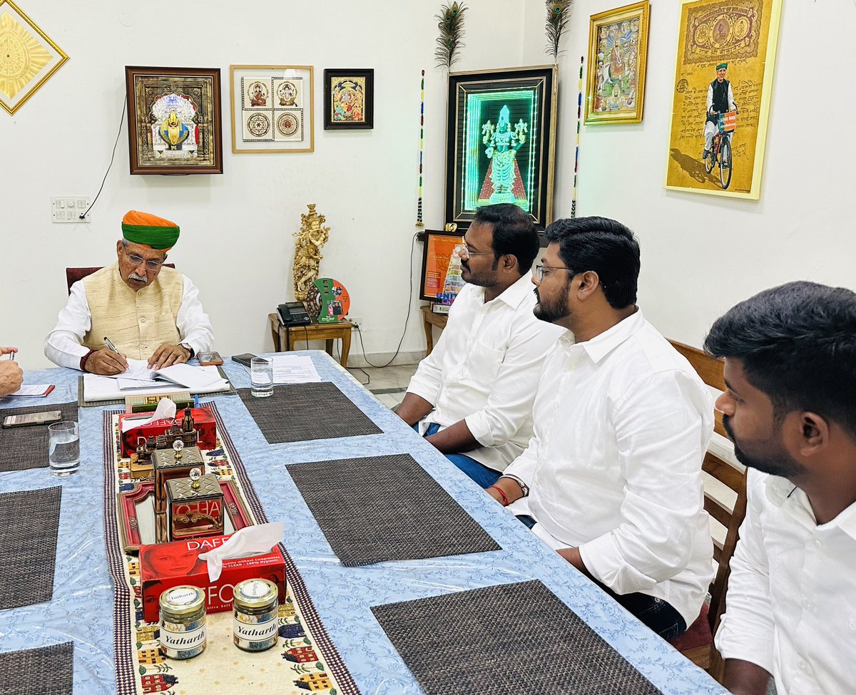srisriniii's tweet photo. Pleasure meeting our Jury Chairman Hon’ble Shri Arjun Ram Meghwal, Minister of State for Parliamentary Affairs &amp; Culture 

#SansadRatna2023 https://t.co/SXQ2Bb4RmS