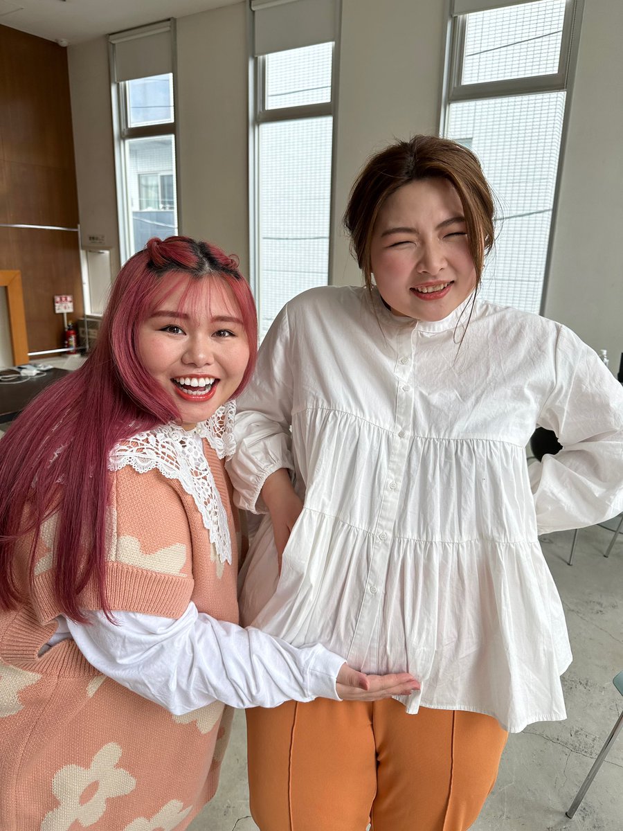 ⋱ラファーファ5月号⋰ えんどぅー&amp;UraN対談が実現✨
同じ福島出身で
姉妹のように仲が良い2人👭🌈✨
産休に入るUraNとママになって
帰ってきたえんどぅーの対談には
編集部も胸がアツくなりました🥹💕
「母親としての自分、モデルとしての自分」
ぜひ誌面でご覧ください！！
lafarfa.jp/articles/detai…